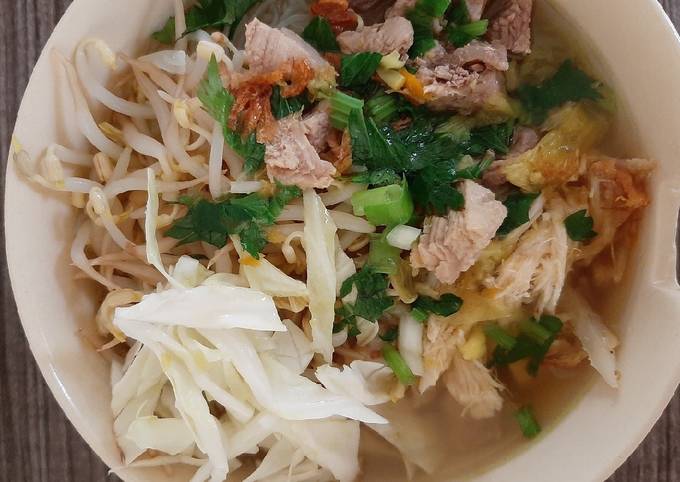 Soto campur daging dan ayam kuah bening