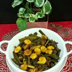 A picture of Onion Flower Stalk And Prawn stir Fry.