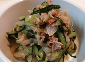 Foto resep Salad kyuri & bawang bombai toping tuna