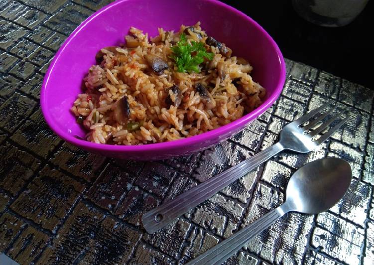 Recipe of Speedy Schezwan mushroom fried rice