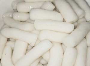 Hình của món Bánh gạo (tokbokki) bằng cơm nguội.