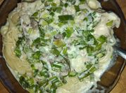Una foto de fideos con crema y pollo