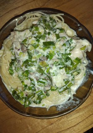 Una foto de Pollo con crema al verdeo y fideos