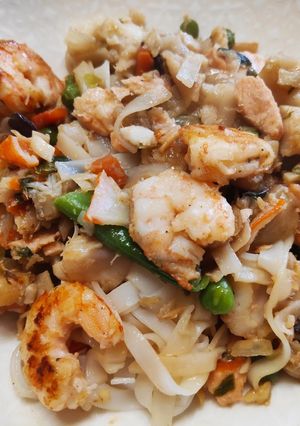 Una foto de Noodles de arroz con verduritas y salmón