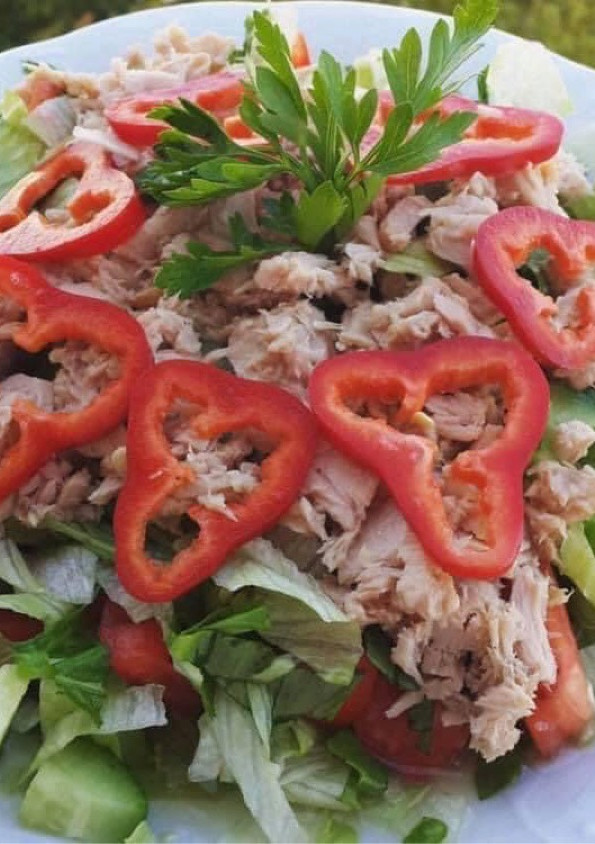 Una foto de Ensalada rápida con pimientos y pollo