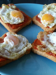 Una foto de Tostadas Nido de codorniz
