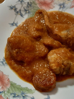 Una foto de Conejo en salsa, con chorizo picante
