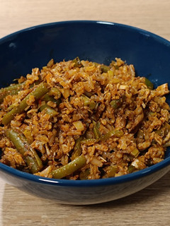 Una foto de Cocina de aprovechamiento: ropa vieja de arroz integral con pollo asado y judías verdes