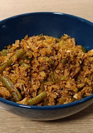 Una foto de Cocina de aprovechamiento: ropa vieja de arroz integral con pollo asado y judías verdes