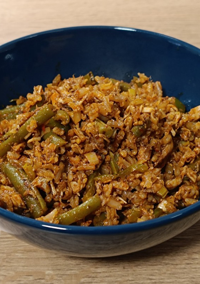 Una foto de Cocina de aprovechamiento: ropa vieja de arroz integral con pollo asado y judías verdes