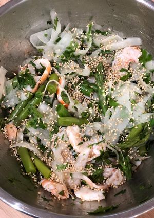Une photo de Salade de radis noir et asperges vertes