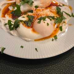 Una foto de Huevos turcos al estilo mediterráneo