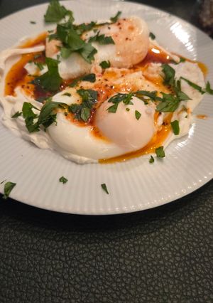 Una foto de Huevos turcos al estilo mediterráneo