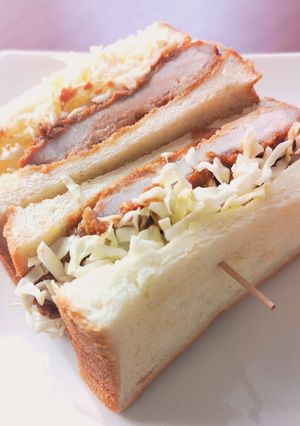 Foto di Katsu Sando - Panino giapponese ripieno di 'Tonkatsu'