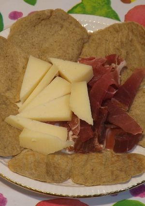 Una foto de Pan de esponja "sabor a setas" con jamón y queso