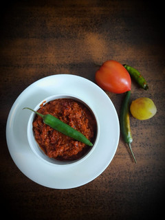 ટામેટા અને લીલા મરચા ની ચટણી (Tomato Green Marcha Chutney Recipe In Gujarati) રેસીપી મુખ્ય ફોટો