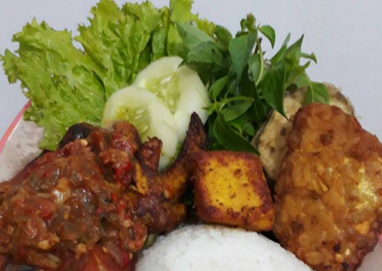 Resep Ayam Penyet Komplit oleh Ratih Mazlina - Cookpad