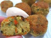 Una foto de falafel con zanahoria