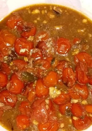 Una foto de Tomate cherry con chipotle, nueces y mermelada de vino tinto