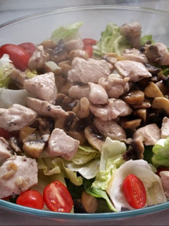 Una foto de Ensalada Tibia con un Salteado de Pollo con Champiñones