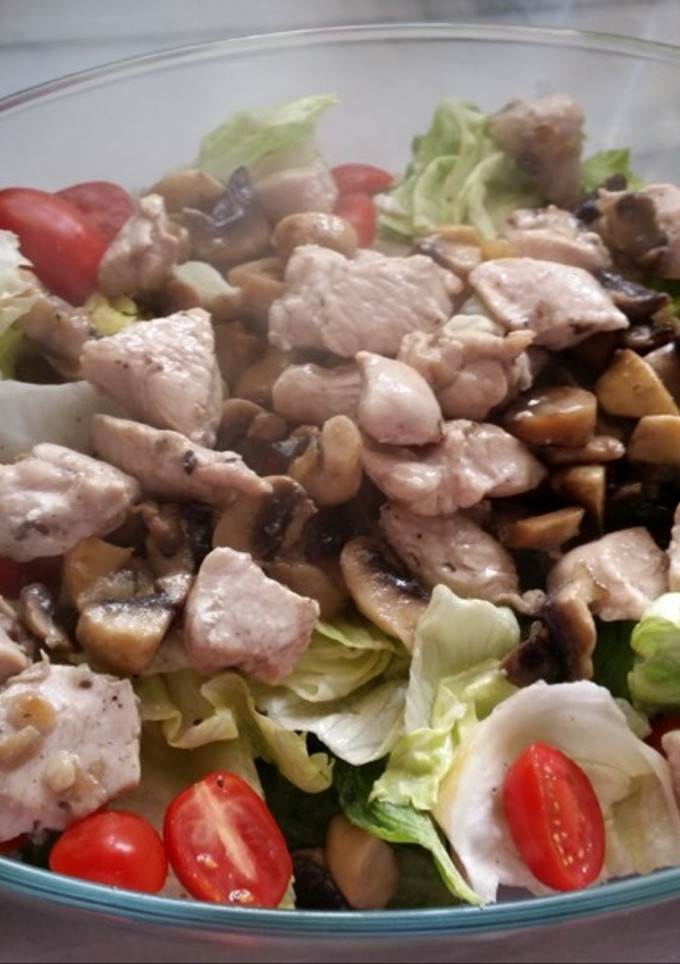 Una foto de Ensalada Tibia con un Salteado de Pollo con Champiñones