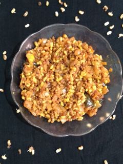 मटकीची उसळ (matki chi usal recipe in marathi) रेसिपी चे मुख्य फोटो 