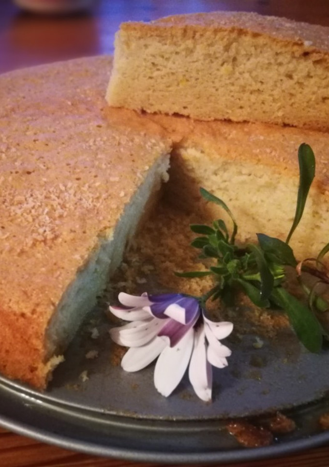 Una foto de Bizcocho de claras de huevo al limón 🍋