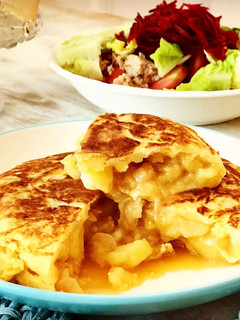 Una foto de Tortilla de patatas con cebolla 🧅