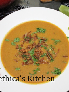 A picture of Mulligatawny soup.