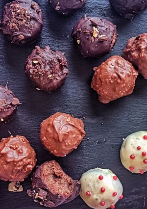 Φωτογραφία της συνταγής Cake balls (no sugar) Σοκολατένιες μπάλες γεμιστές με κέικ