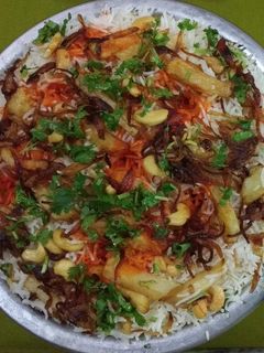 चिकन दम बिर्याणी (chicken dum biryani recipe in marathi) रेसिपी चे मुख्य फोटो 