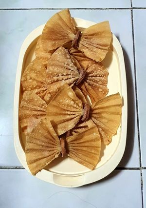 Foto resep Kulit Pangsit Goreng Sosis Bentuk Dasi Kupu-Kupu
