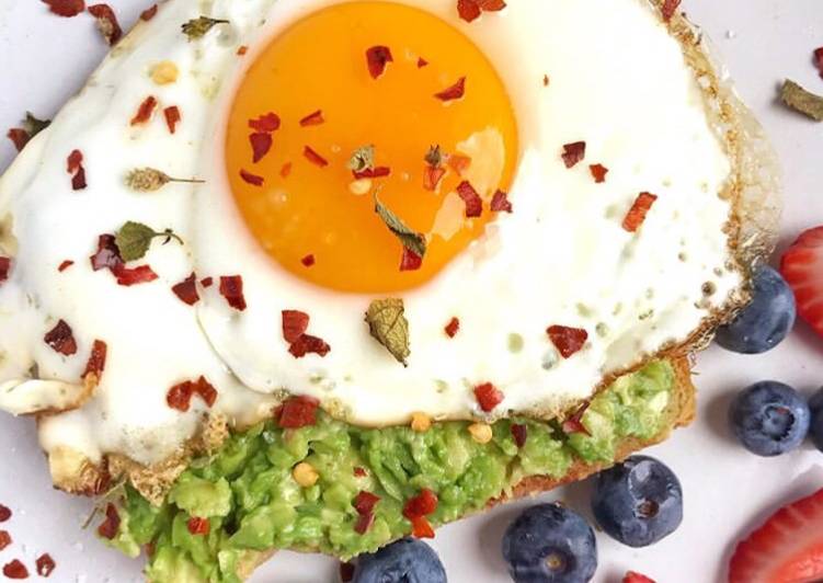 Langkah Mudah untuk Membuat Sunny side up avocado toast | Diet mudah murah yang Lezat Sekali