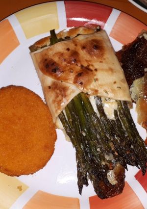 Una foto de Espárragos envueltos en masa de hojaldre al horno gratinados y hamburguesa de merluza