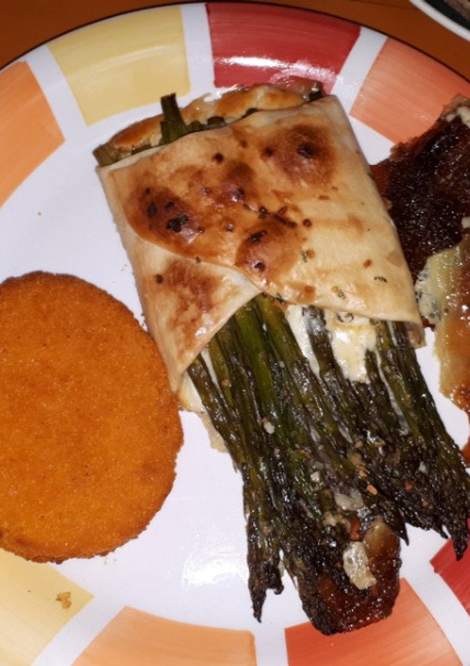 Una foto de Espárragos envueltos en masa de hojaldre al horno gratinados y hamburguesa de merluza