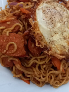 A picture of Instant noodle stir-fry.