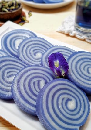 Foto resep Lapis tapioka gulung, dengan bunga telang