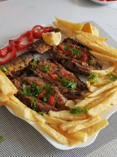 صورة لوصفة سردين حار بالهريسة 🌶 مع بطاطا مقلية 🥔