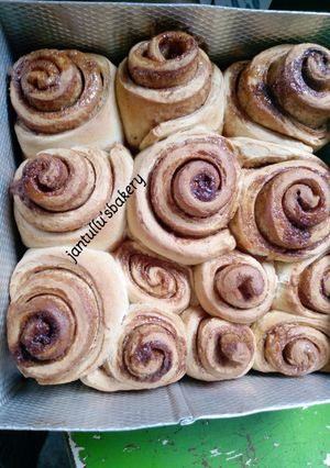 A picture of Soft,easy cinnamon rolls.