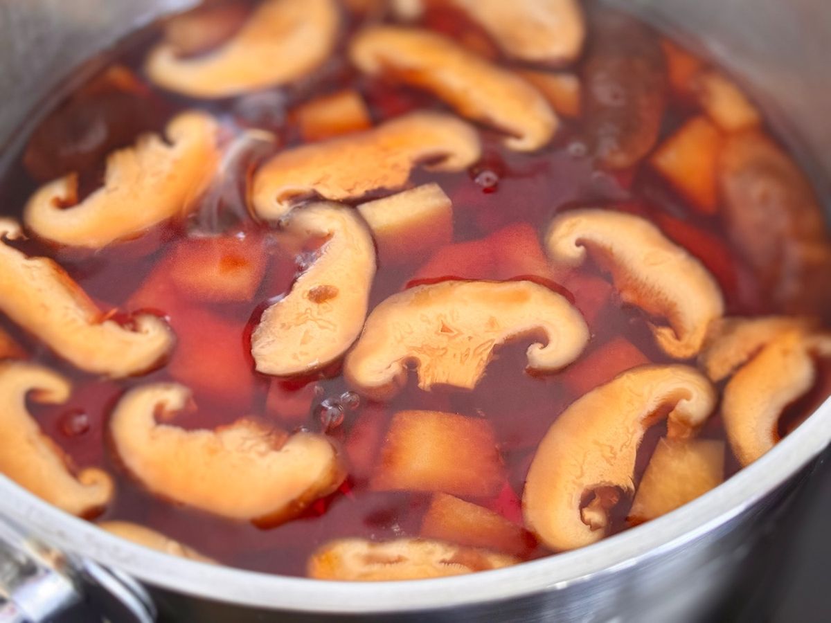 🌱 Canh Củ Dền Nấm Hương Tươi (Vegan)