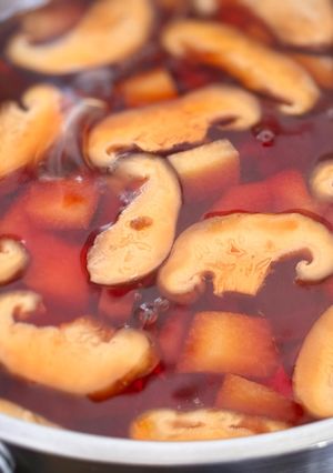 Hình của món 🌱 Canh Củ Dền Nấm Hương Tươi (Vegan).