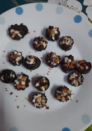 होम मेड चॉकलेट (Home made chocolate recipe in Hindi) रेसिपी मुख्य फोटो