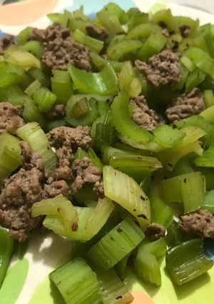 Una foto de Carne con apio. 100% libre de grasa