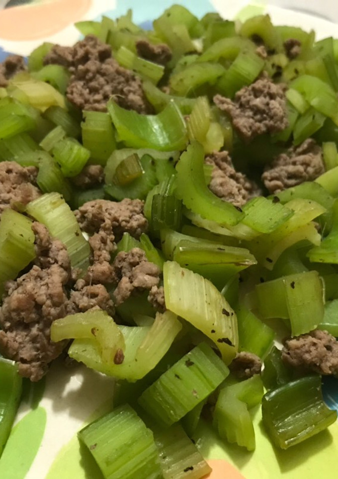 Una foto de Carne con apio. 100% libre de grasa