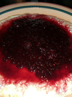 Una foto de Cheesecake sin carbohidratos con mermelada de moras casera