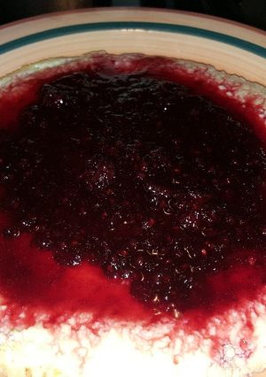 Una foto de Cheesecake sin carbohidratos con mermelada de moras casera
