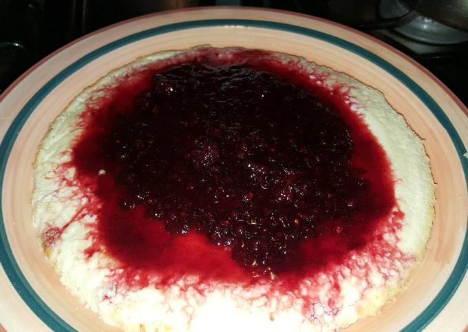 Foto principal de Cheesecake sin carbohidratos con mermelada de moras casera