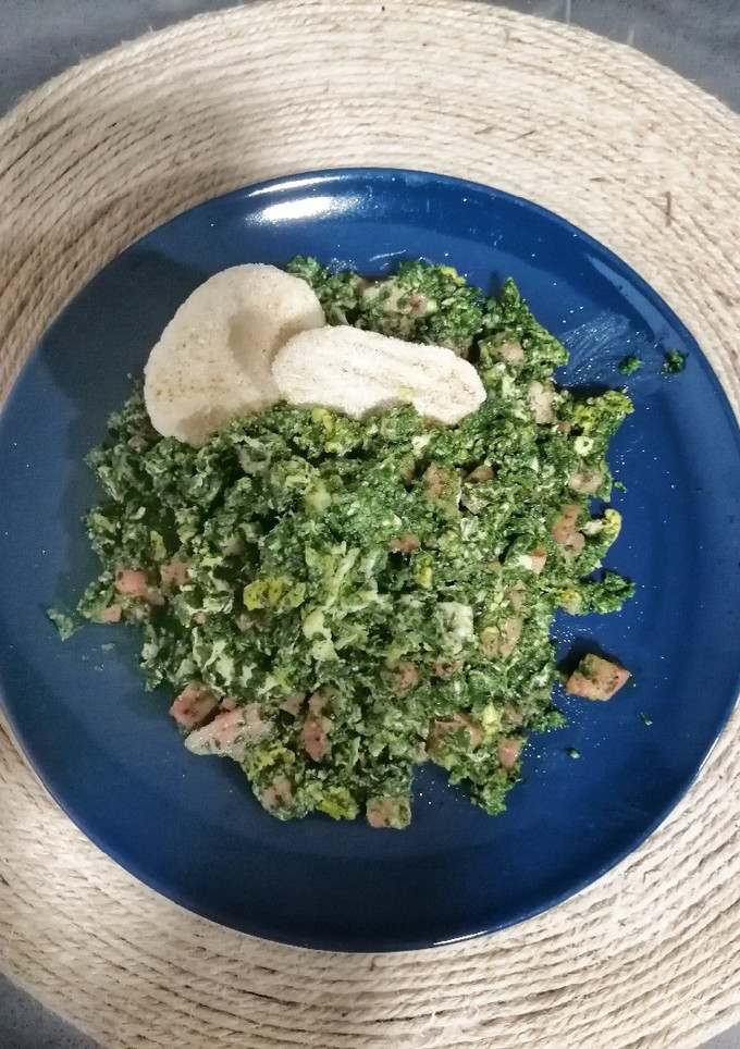 Una foto de Huevos revueltos con espinaca y jamón