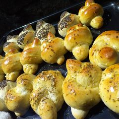 A picture of Italian garlic knots.