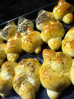 A picture of Italian garlic knots.